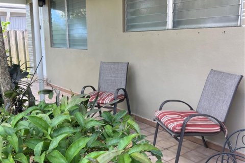 Casa en venta en Hialeah, Florida, 4 dormitorios, 110.18 m2 № 2002564 - foto 6