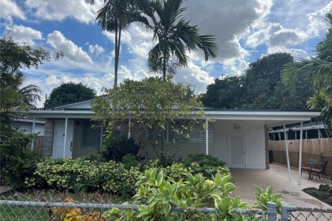 Casa en venta en Hialeah, Florida, 4 dormitorios, 110.18 m2 № 2002564 - foto 2