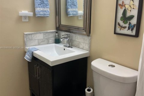 Casa en venta en Hialeah, Florida, 4 dormitorios, 110.18 m2 № 2002564 - foto 23