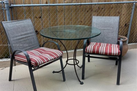 Casa en venta en Hialeah, Florida, 4 dormitorios, 110.18 m2 № 2002564 - foto 11