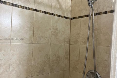 Casa en venta en Hialeah, Florida, 4 dormitorios, 110.18 m2 № 2002564 - foto 18