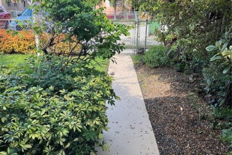 Casa en venta en Hialeah, Florida, 4 dormitorios, 110.18 m2 № 2002564 - foto 5