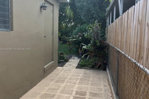 Casa en venta en Hialeah, Florida, 4 dormitorios, 110.18 m2 № 2002564 - foto 10