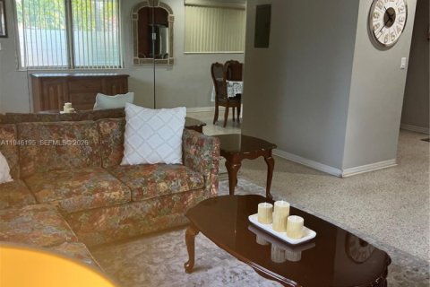 Casa en venta en Hialeah, Florida, 4 dormitorios, 110.18 m2 № 2002564 - foto 27