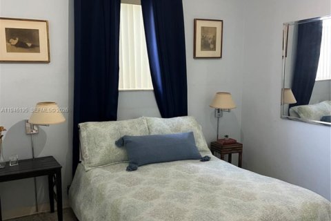 Casa en venta en Hialeah, Florida, 4 dormitorios, 110.18 m2 № 2002564 - foto 25
