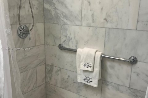 Casa en venta en Hialeah, Florida, 4 dormitorios, 110.18 m2 № 2002564 - foto 24