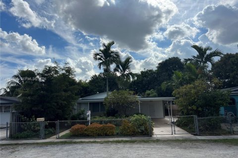 Casa en venta en Hialeah, Florida, 4 dormitorios, 110.18 m2 № 2002564 - foto 29