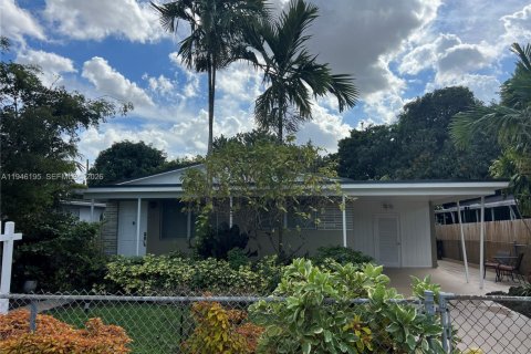 Casa en venta en Hialeah, Florida, 4 dormitorios, 110.18 m2 № 2002564 - foto 3