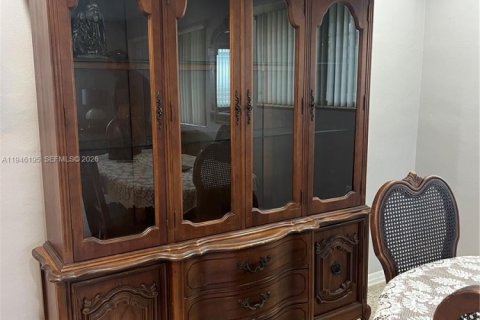 Casa en venta en Hialeah, Florida, 4 dormitorios, 110.18 m2 № 2002564 - foto 12