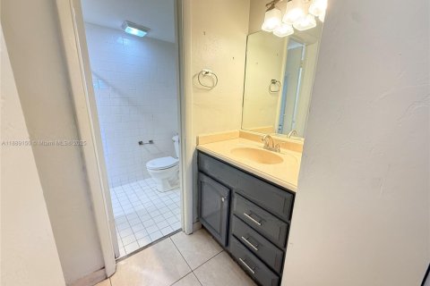 Condominio en venta en Hialeah, Florida, 2 dormitorios, 79.15 m2 № 1941528 - foto 16
