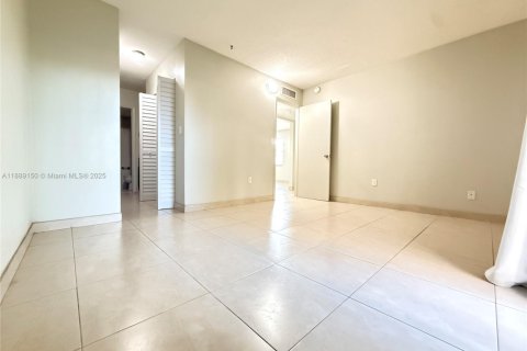Condominio en venta en Hialeah, Florida, 2 dormitorios, 79.15 m2 № 1941528 - foto 15