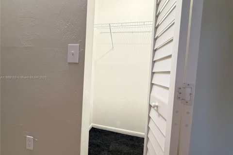 Condominio en venta en Hialeah, Florida, 2 dormitorios, 79.15 m2 № 1941528 - foto 17