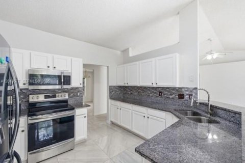 Villa ou maison à vendre à St. Lucie, Floride: 3 chambres, 190.91 m2 № 2084810 - photo 2