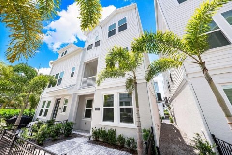 House in Sarasota, Florida 3 bedrooms, 190.54 sq.m. № 1690026 - photo 2