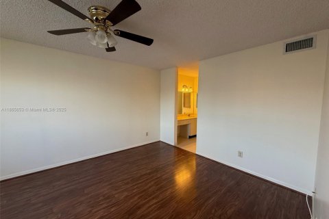 Condo in Sunrise, Florida, 2 bedrooms  № 1982454 - photo 18