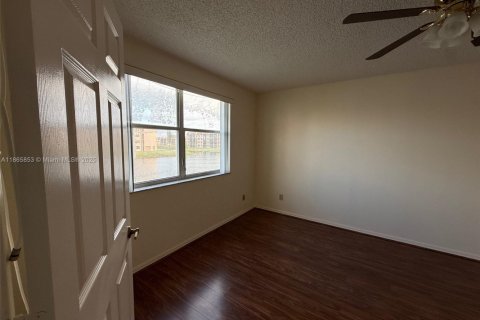 Condo in Sunrise, Florida, 2 bedrooms  № 1982454 - photo 17