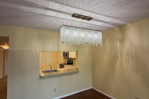 Condo in Sunrise, Florida, 2 bedrooms  № 1982454 - photo 11