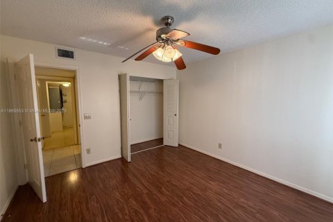 Condo in Sunrise, Florida, 2 bedrooms  № 1982454 - photo 16