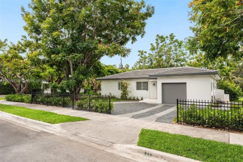Casa en alquiler en Miami, Florida, 3 dormitorios, 125.7 m2 № 1966550 - foto 1