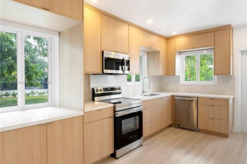 Casa en alquiler en Miami, Florida, 3 dormitorios, 125.7 m2 № 1966550 - foto 18