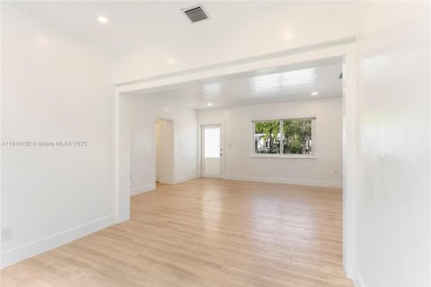 Casa en alquiler en Miami, Florida, 3 dormitorios, 125.7 m2 № 1966550 - foto 10