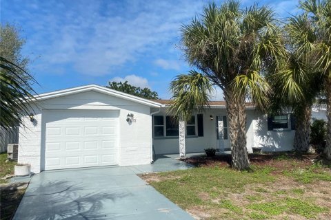 Casa en venta en Holiday, Florida, 2 dormitorios, 124.95 m2 № 1514680 - foto 1