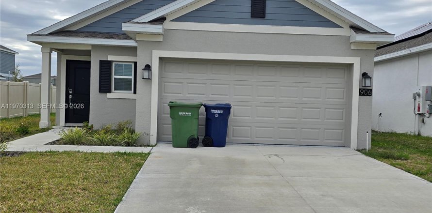 House in Winter Haven, Florida 3 bedrooms, 134.89 sq.m. № 2031061