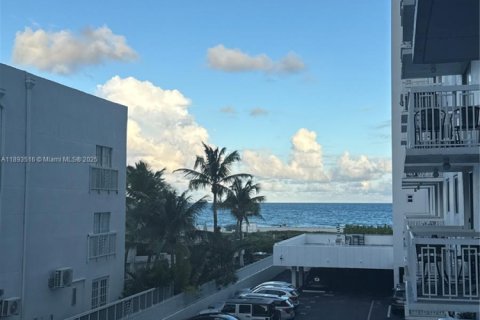 Condo in Miami Beach, Florida, 2 bedrooms  № 1945537 - photo 1