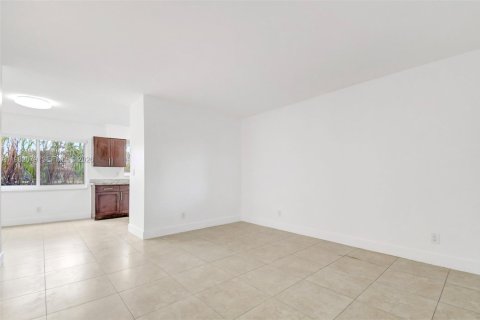 Appartement à louer à Hallandale Beach, Floride: 2 chambres, 111.48 m2 № 2049242 - photo 2