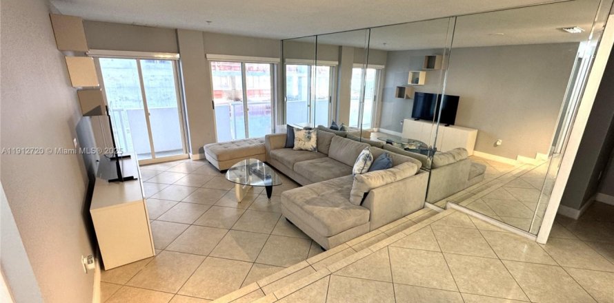 Condominio en Surfside, Florida, 2 dormitorios  № 1968589