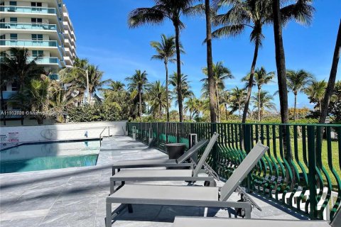 Condominio en venta en Surfside, Florida, 2 dormitorios, 91.69 m2 № 1968589 - foto 22