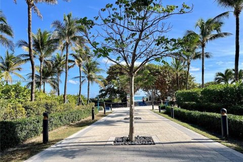 Condominio en venta en Surfside, Florida, 2 dormitorios, 91.69 m2 № 1968589 - foto 21