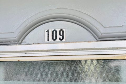 Condo in Sunrise, Florida, 2 bedrooms  № 1944948 - photo 19
