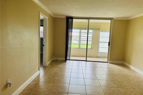 Condo in Sunrise, Florida, 2 bedrooms  № 1944948 - photo 4
