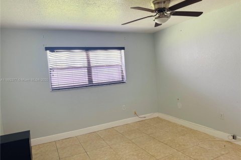 Condo in Sunrise, Florida, 2 bedrooms  № 1944948 - photo 13