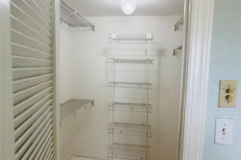 Condo in Sunrise, Florida, 2 bedrooms  № 1944948 - photo 10
