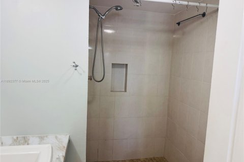 Condo in Sunrise, Florida, 2 bedrooms  № 1944948 - photo 14
