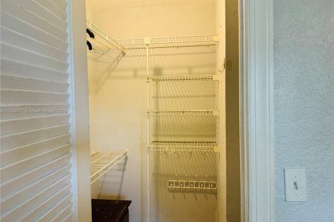Condo in Sunrise, Florida, 2 bedrooms  № 1944948 - photo 9