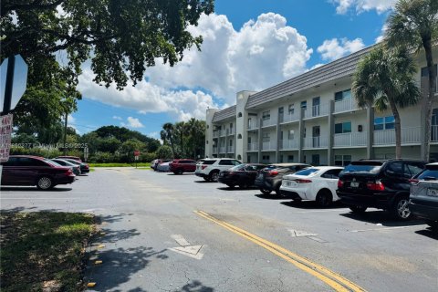 Condo in Sunrise, Florida, 2 bedrooms  № 1944948 - photo 18