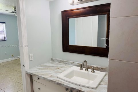 Condo in Sunrise, Florida, 2 bedrooms  № 1944948 - photo 12