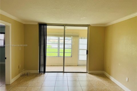 Condo in Sunrise, Florida, 2 bedrooms  № 1944948 - photo 3