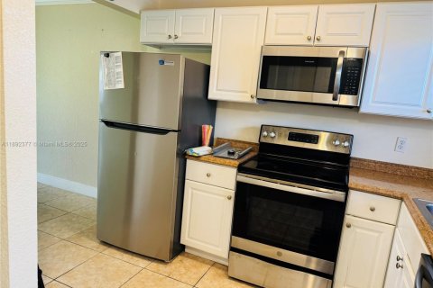 Condo in Sunrise, Florida, 2 bedrooms  № 1944948 - photo 1
