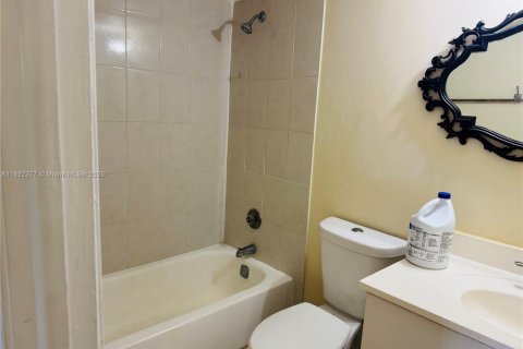 Condo in Sunrise, Florida, 2 bedrooms  № 1944948 - photo 6