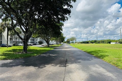 Condo in Sunrise, Florida, 2 bedrooms  № 1944948 - photo 17