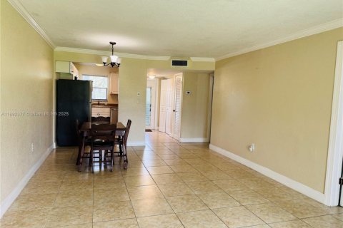 Condo in Sunrise, Florida, 2 bedrooms  № 1944948 - photo 16
