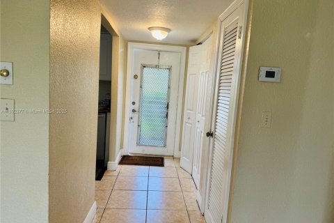 Condo in Sunrise, Florida, 2 bedrooms  № 1944948 - photo 5