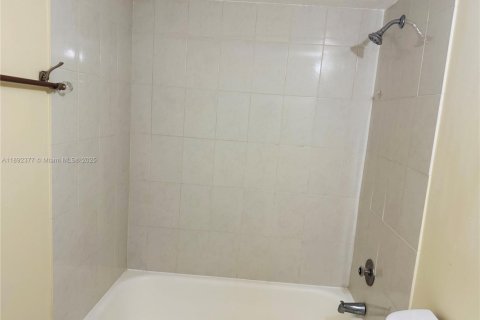 Condo in Sunrise, Florida, 2 bedrooms  № 1944948 - photo 11