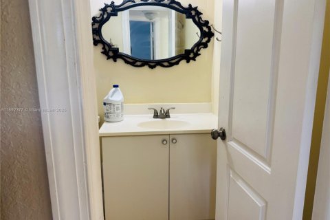 Condo in Sunrise, Florida, 2 bedrooms  № 1944948 - photo 7