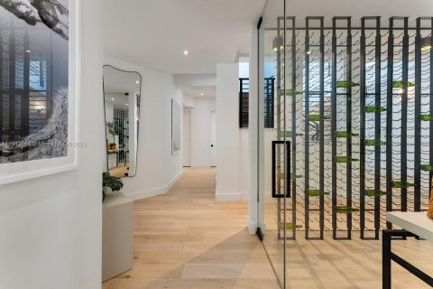House in Miami Beach, Florida 9 bedrooms, 657.84 sq.m. № 1970260 - photo 8