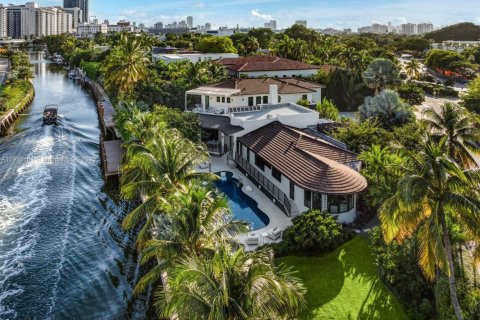 House in Miami Beach, Florida 9 bedrooms, 657.84 sq.m. № 1970260 - photo 1